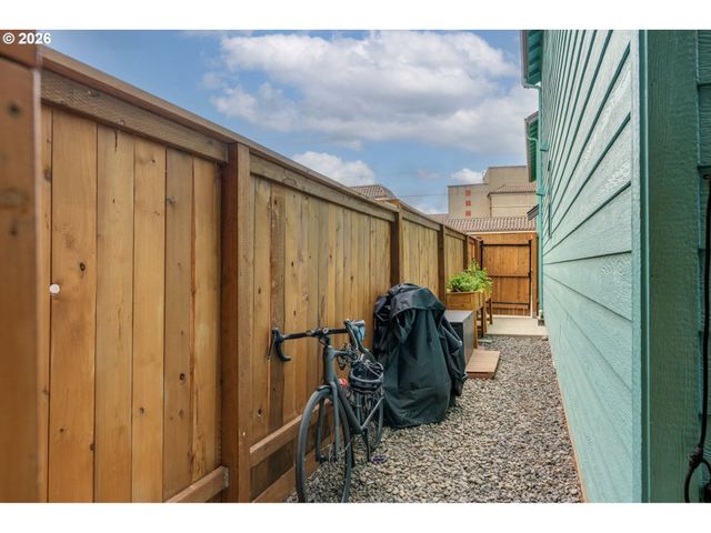 1420 Se CLAYBOURNE St C, Portland, OR 97202