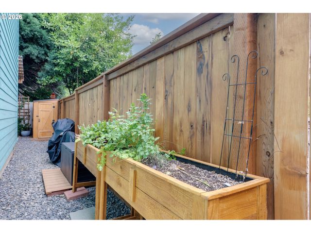 1420 Se CLAYBOURNE St C, Portland, OR 97202