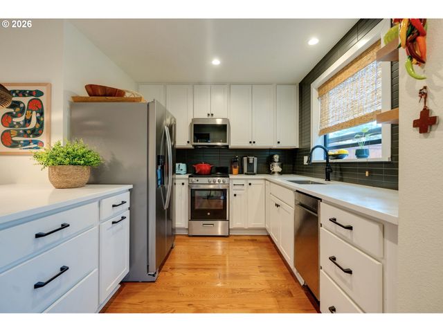 1420 Se CLAYBOURNE St C, Portland, OR 97202