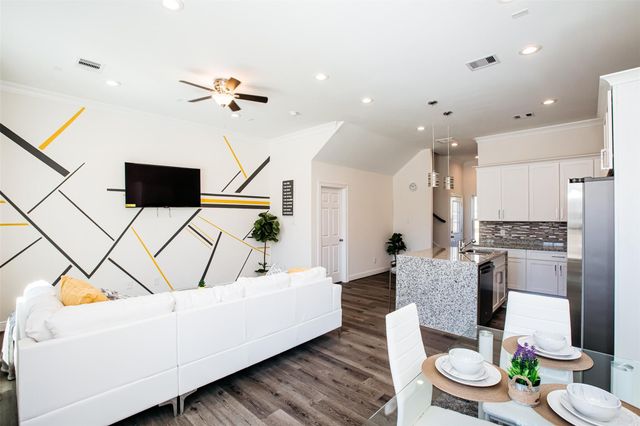 5205 Bataan Road B, Houston, TX 77033