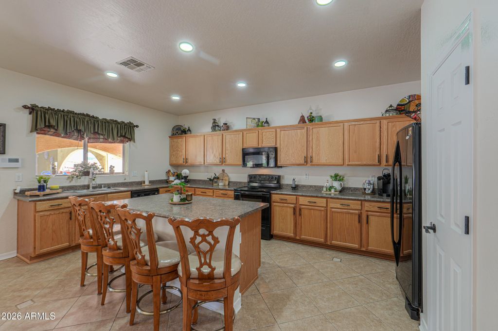 Image 6 of property listing at 1765 E Oquitoa Drive, Casa Grande, AZ 85122