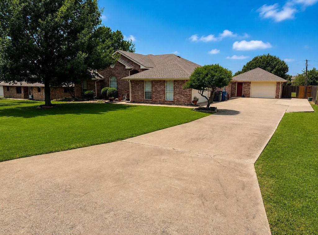 421 Bluebonnet Lane, Red Oak, TX 75154