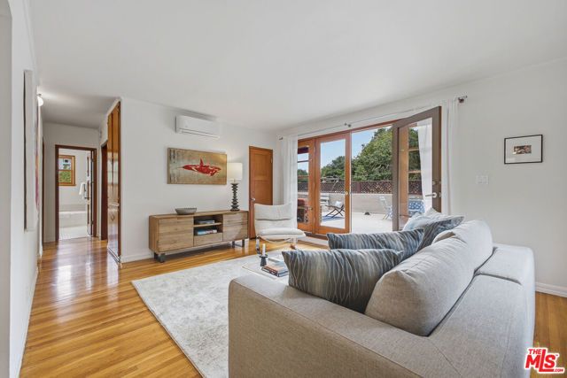 6159 Glen Oak Street, Los Angeles, CA 90068