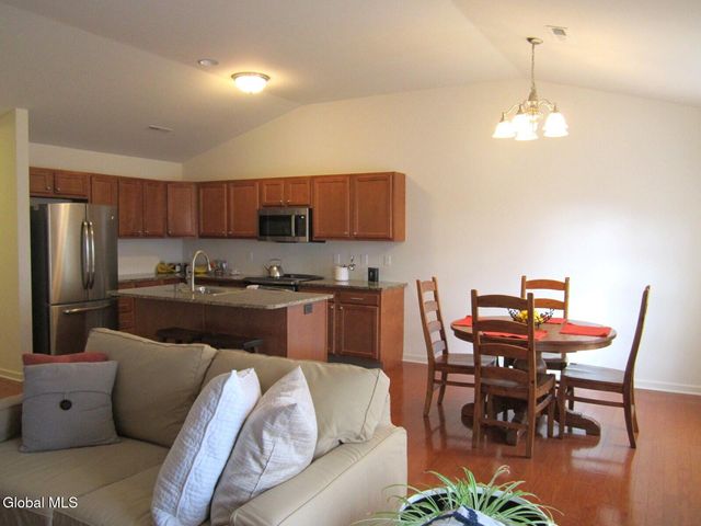 28 Governor Circle, Albany, NY 12208