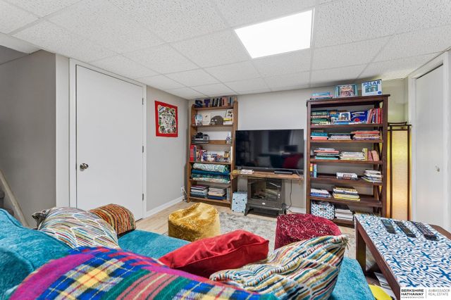 1806 Mayfair Drive, Omaha, NE 68144