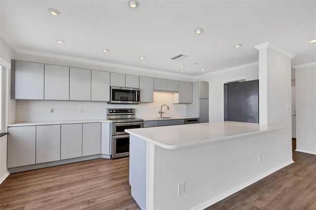 226 GOLDEN GATE POINT 32, Sarasota, FL 34236