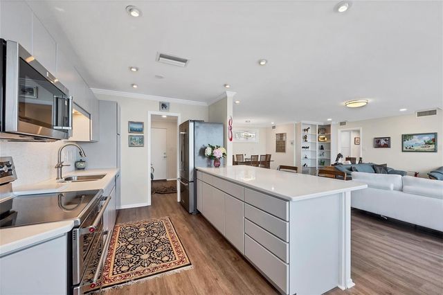 226 GOLDEN GATE POINT 32, Sarasota, FL 34236