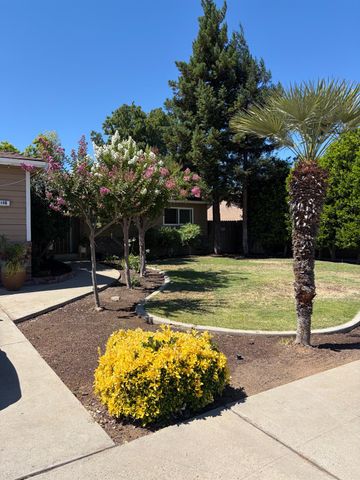 168 W Indianapolis Avenue, Clovis, CA 93612