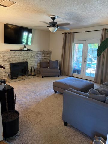 168 W Indianapolis Avenue, Clovis, CA 93612