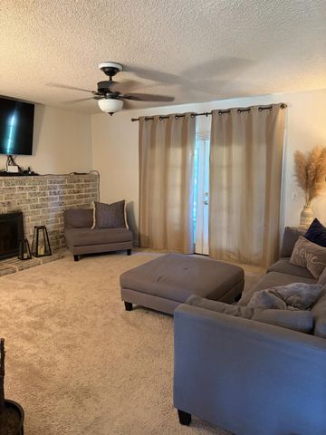 168 W Indianapolis Avenue, Clovis, CA 93612
