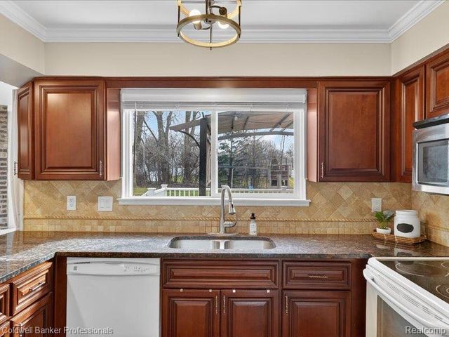 6091 Rocking Chair Road, Grand Blanc, MI 48439