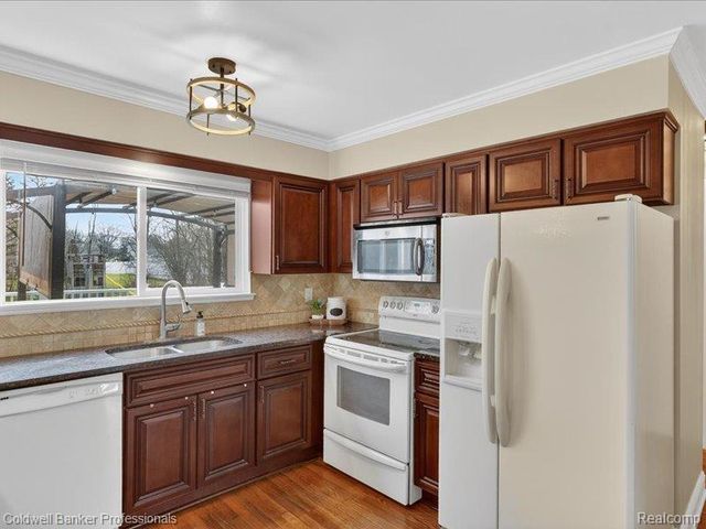 6091 Rocking Chair Road, Grand Blanc, MI 48439