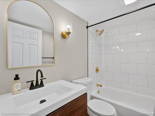 6091 Rocking Chair Road, Grand Blanc, MI 48439