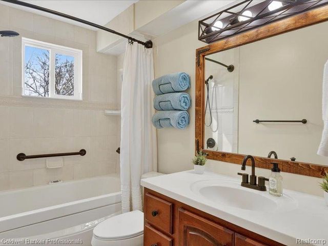 6091 Rocking Chair Road, Grand Blanc, MI 48439