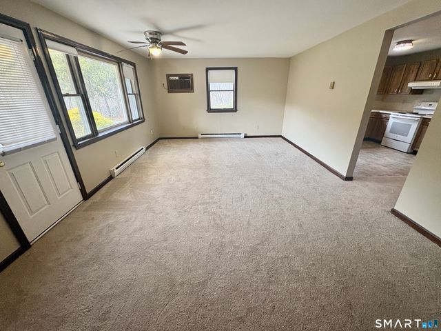 302 Boston Post Road 14, Waterford, CT 06385