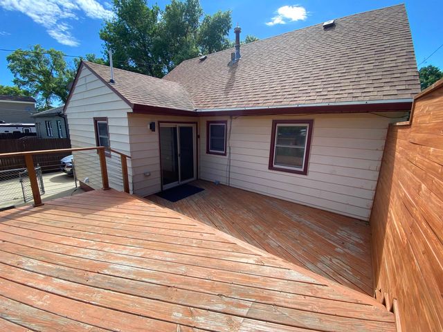 216 18th St NW, Minot, ND 58703