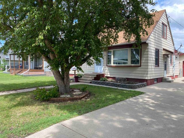 216 18th St NW, Minot, ND 58703