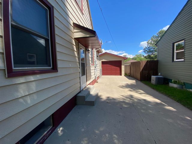 216 18th St NW, Minot, ND 58703