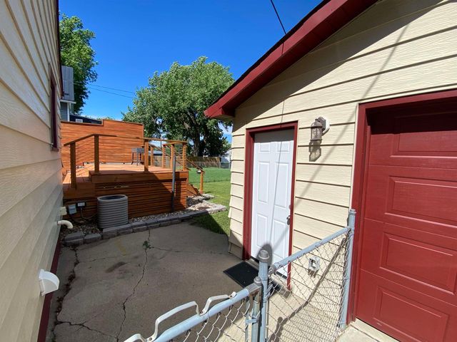 216 18th St NW, Minot, ND 58703
