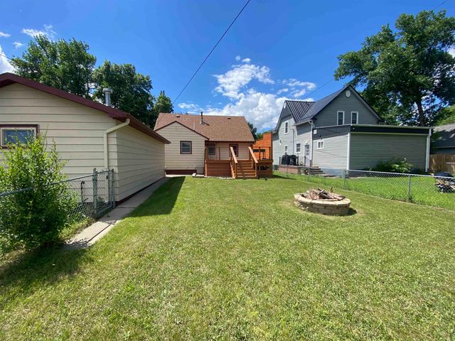 216 18th St NW, Minot, ND 58703