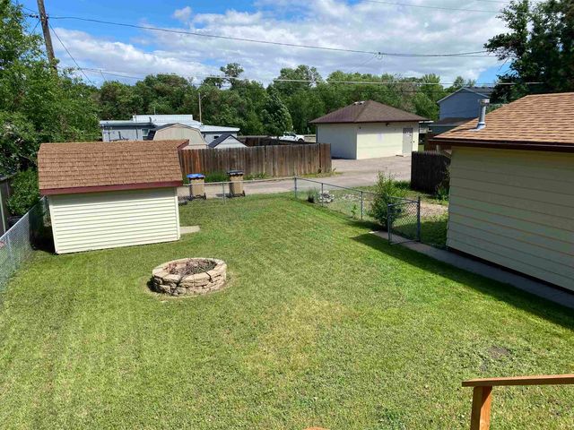 216 18th St NW, Minot, ND 58703