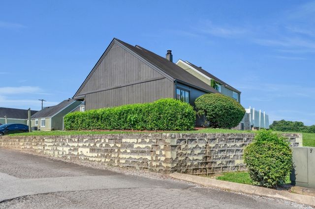 210 Raintree Dr, Hermitage, TN 37076