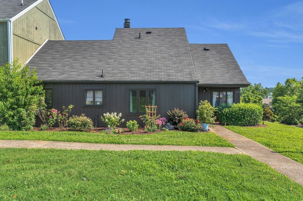 210 Raintree Dr, Hermitage, TN 37076