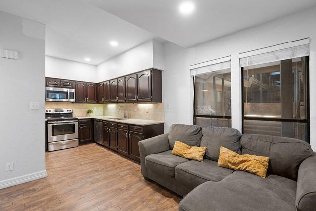 1910 Robbins PL 106, Austin, TX 78705