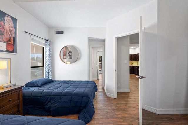 1910 Robbins PL 106, Austin, TX 78705