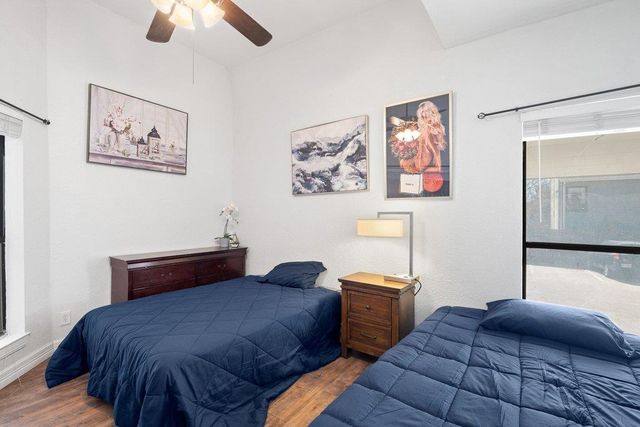 1910 Robbins PL 106, Austin, TX 78705