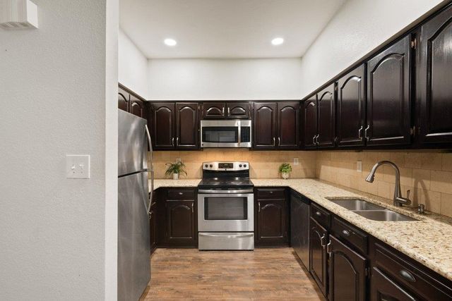 1910 Robbins PL 106, Austin, TX 78705