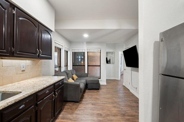 1910 Robbins PL 106, Austin, TX 78705