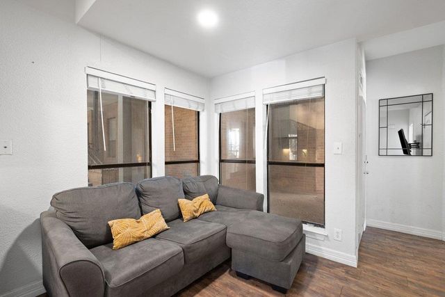 1910 Robbins PL 106, Austin, TX 78705