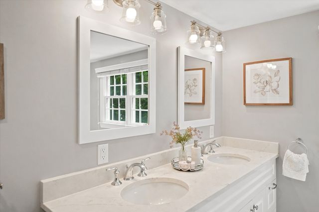 21 Woodbridge Rd, North Andover, MA 01845