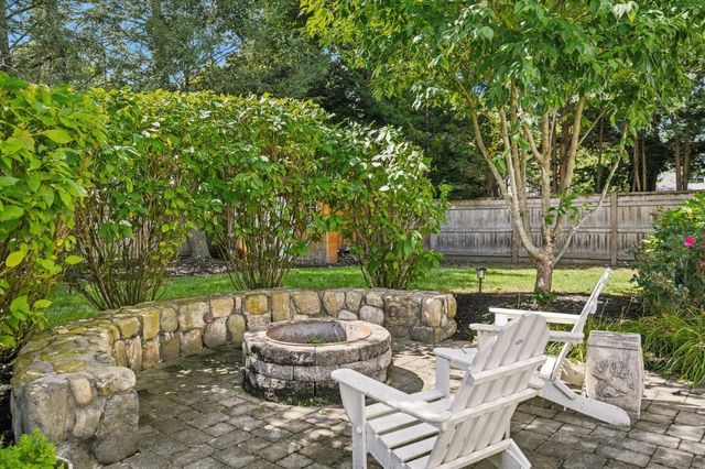 21 Woodbridge Rd, North Andover, MA 01845