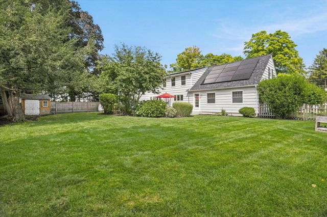 21 Woodbridge Rd, North Andover, MA 01845