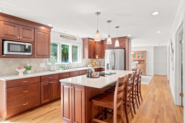 21 Woodbridge Rd, North Andover, MA 01845