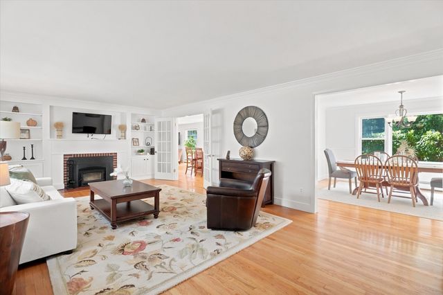 21 Woodbridge Rd, North Andover, MA 01845