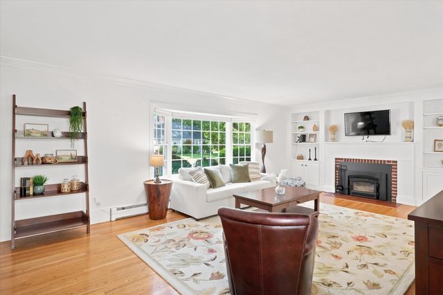 21 Woodbridge Rd, North Andover, MA 01845