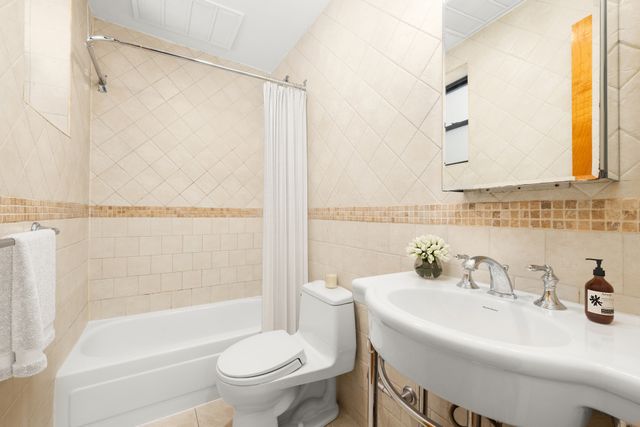 2072 8th Ave Apt 4A, New York City, NY 10026