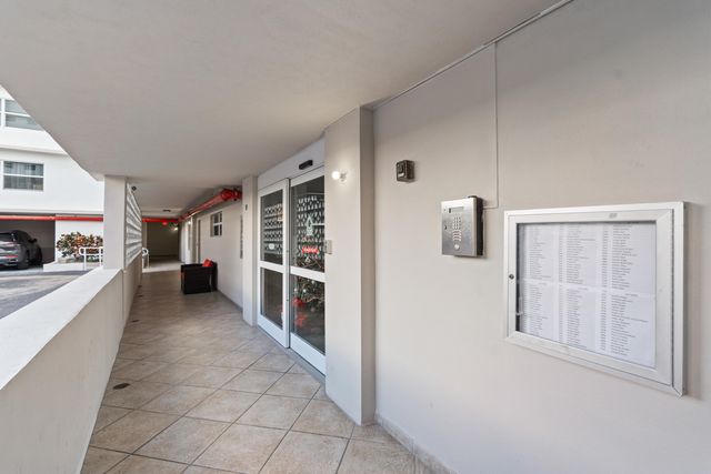 121 Golden Isles Drive Ph1, Hallandale Beach, FL 33009