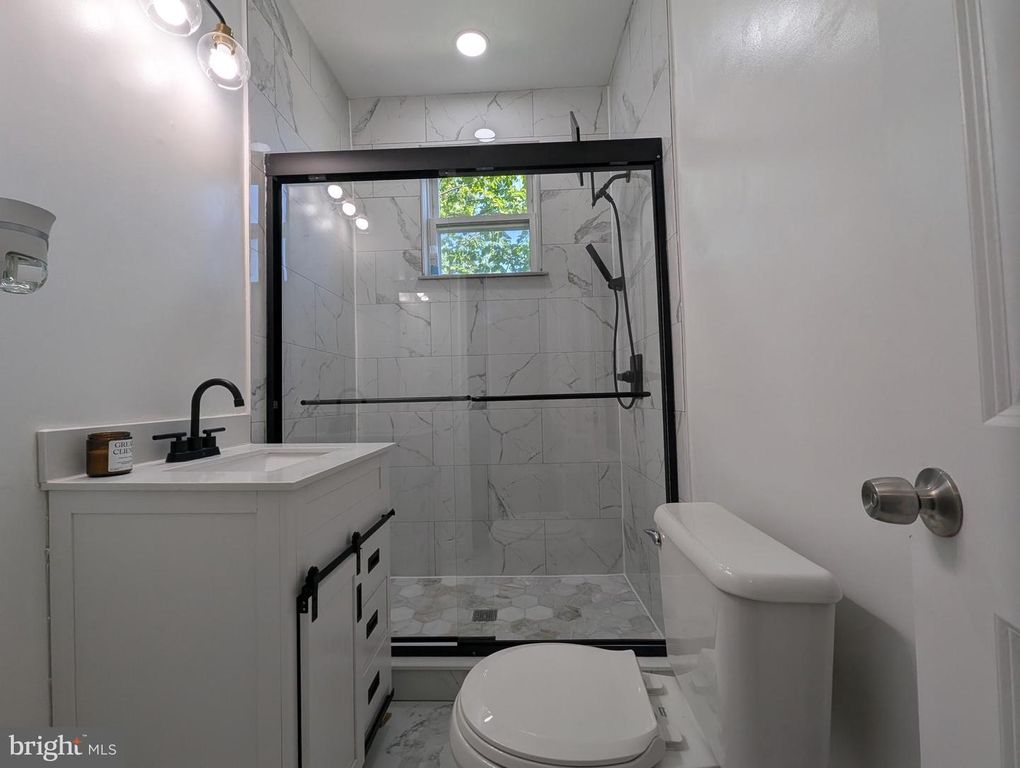 Image 13 of property listing at 410 ANNABEL AVE, Baltimore, MD 21225