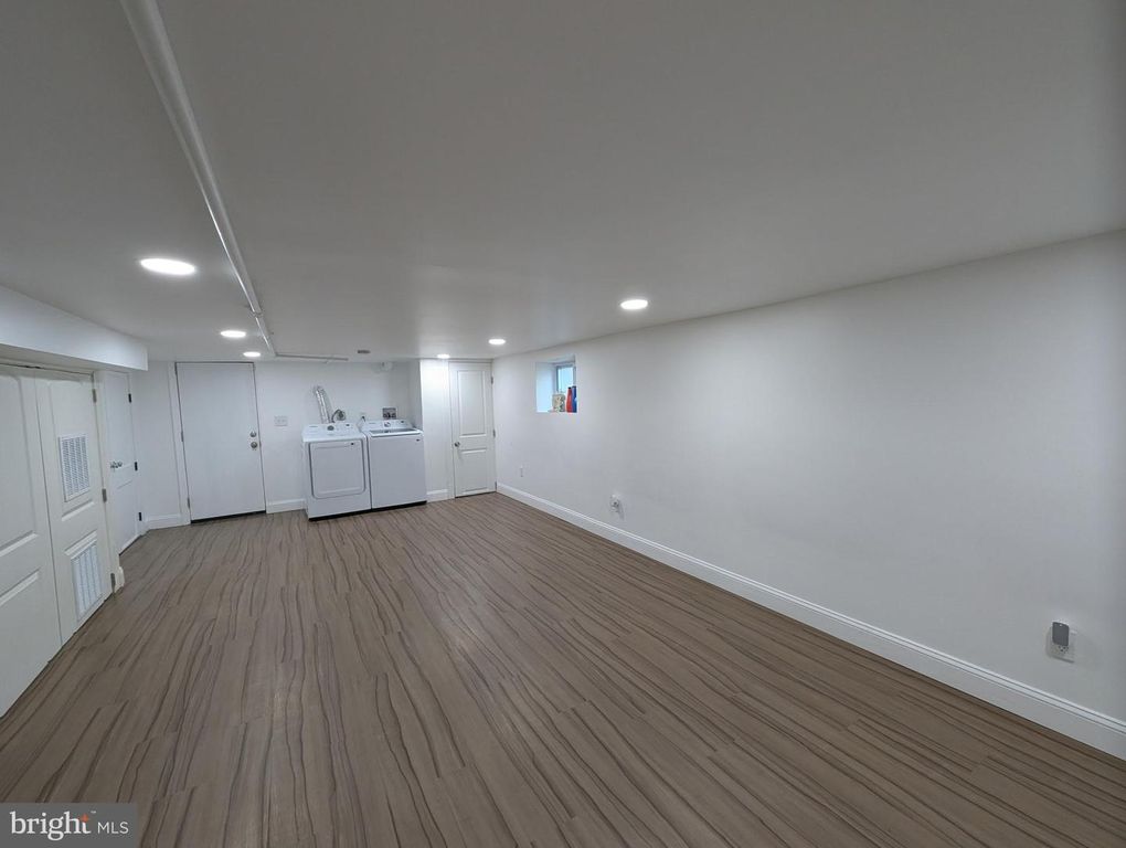 Image 8 of property listing at 410 ANNABEL AVE, Baltimore, MD 21225