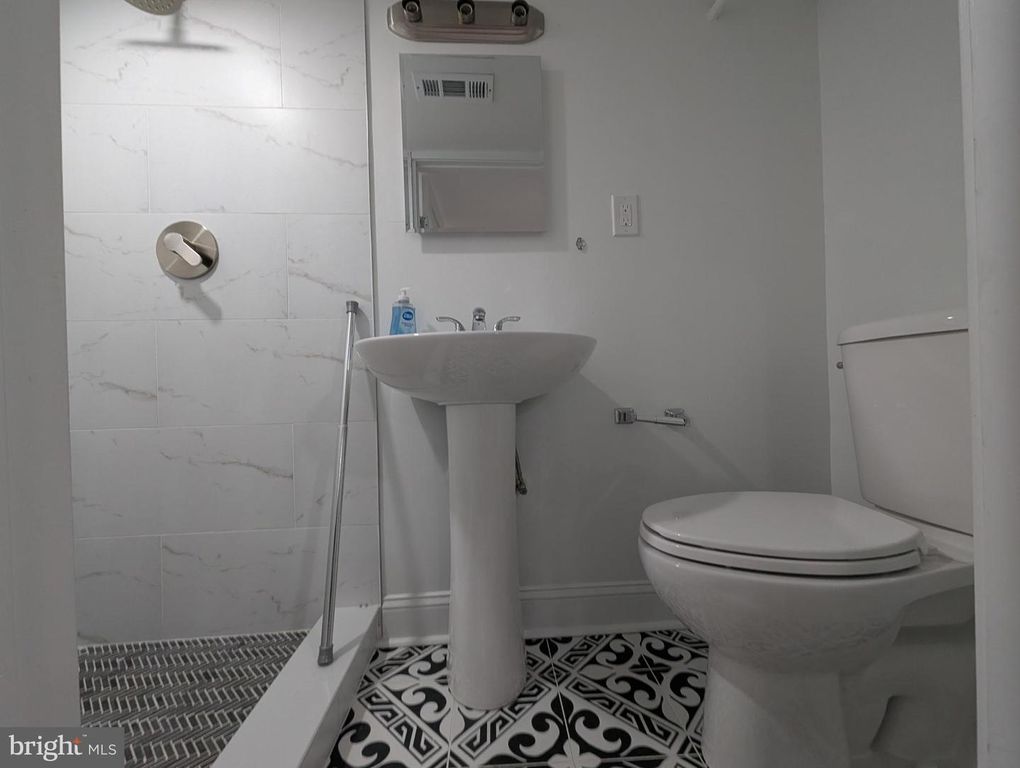Image 9 of property listing at 410 ANNABEL AVE, Baltimore, MD 21225
