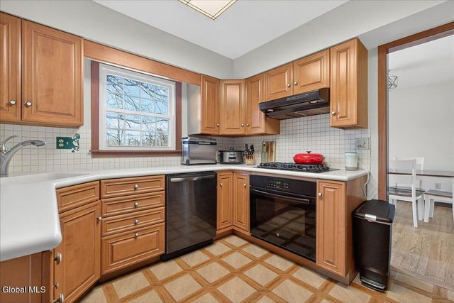 39 University Street, Bethlehem, NY 12158