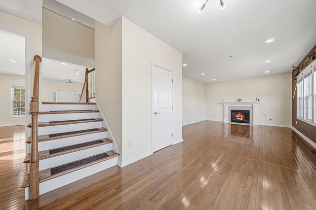 2 Grandview Dr, Hopkinton, MA 01748