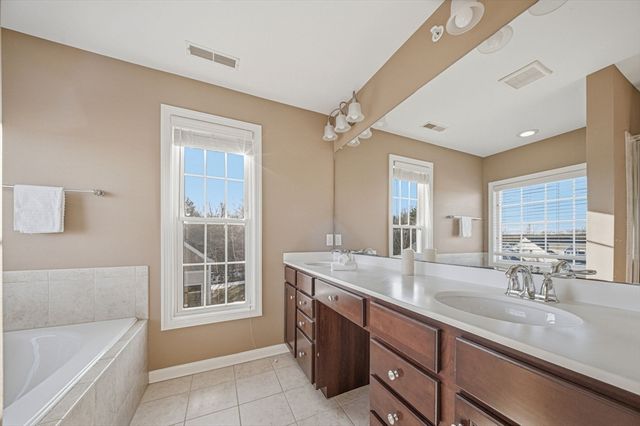 2 Grandview Dr, Hopkinton, MA 01748