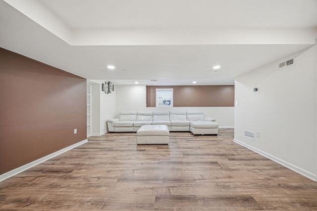 2 Grandview Dr, Hopkinton, MA 01748