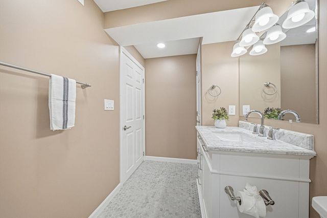 2 Grandview Dr, Hopkinton, MA 01748