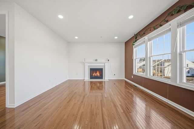 2 Grandview Dr, Hopkinton, MA 01748